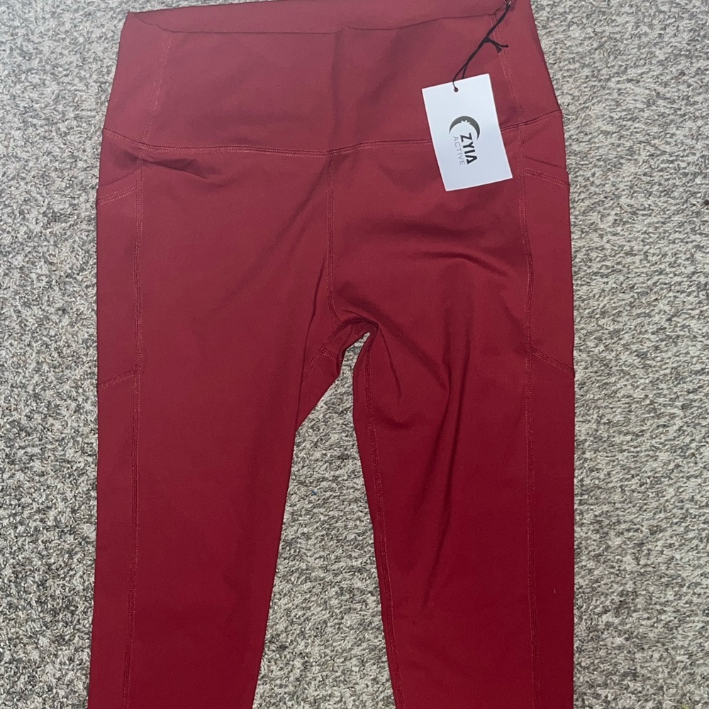 Zyia red pocket brilliant hi rise capri